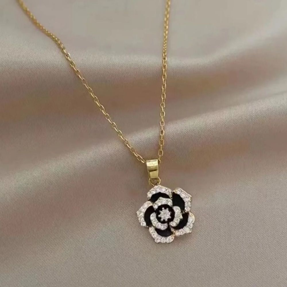 Necklace Flower pendant Rhinestone NWT